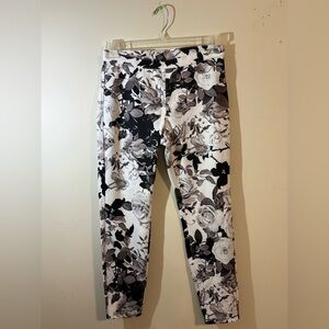 HUE Women’s Medium leggings black white floral skimmer Jeggings pants